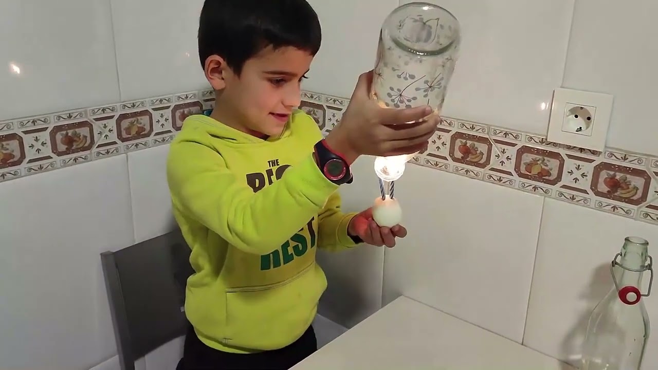 Cómo meter un huevo duro en una botella ¡Sin tocarlo!